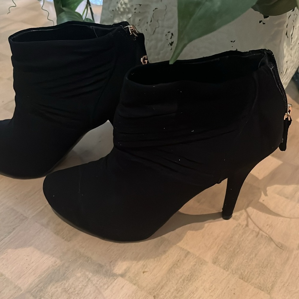 Guess Suede Booties Size 7 1/2 M EUC